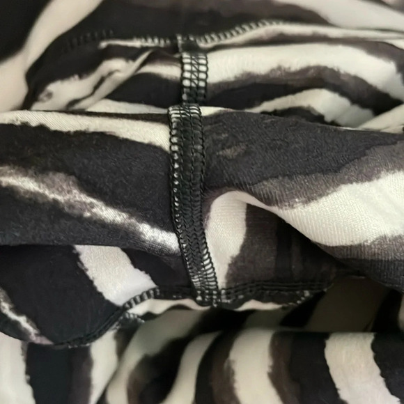 💰Nike Dri-Fit Zebra print leggings size small with pocket - Picture 7 of 7